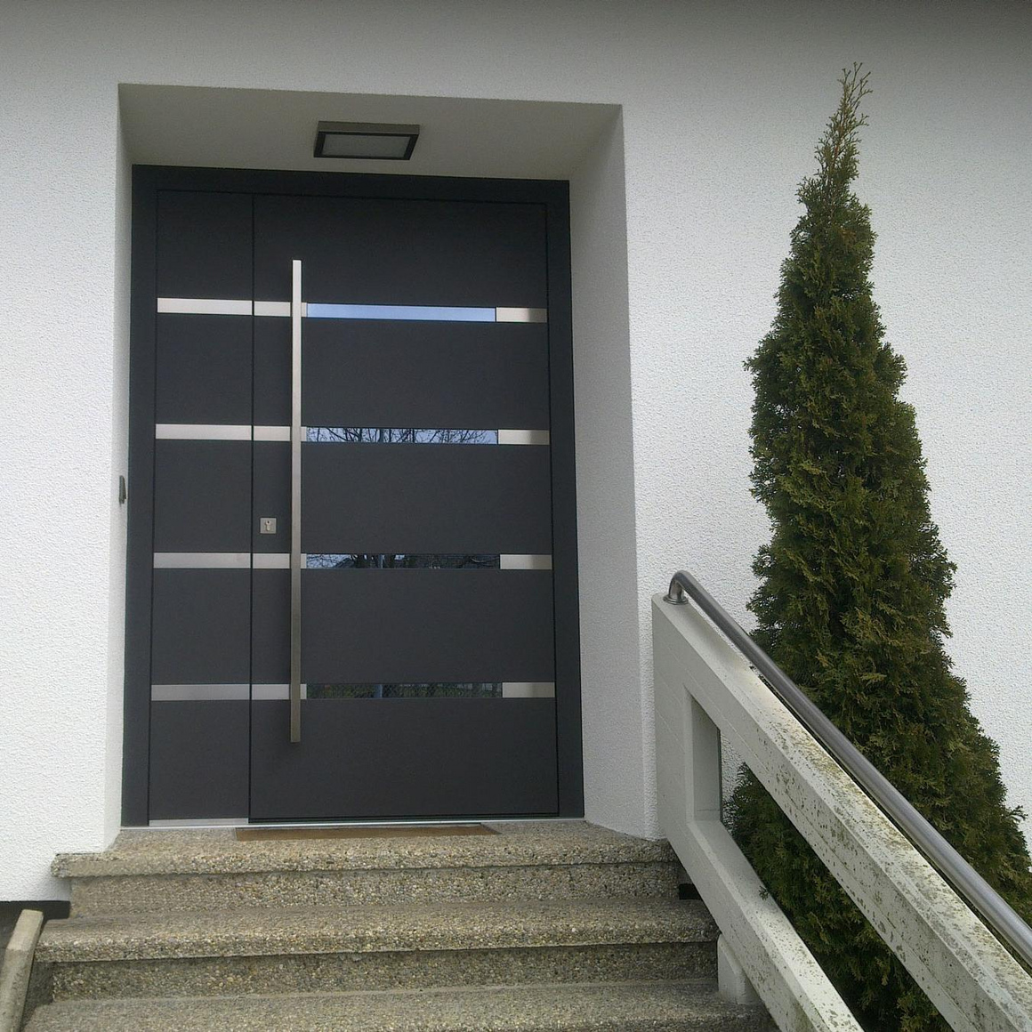 Haustüre von Doors Alu dunkel lackiert