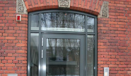 Eingangstür Aluminium in saniertem Altbau